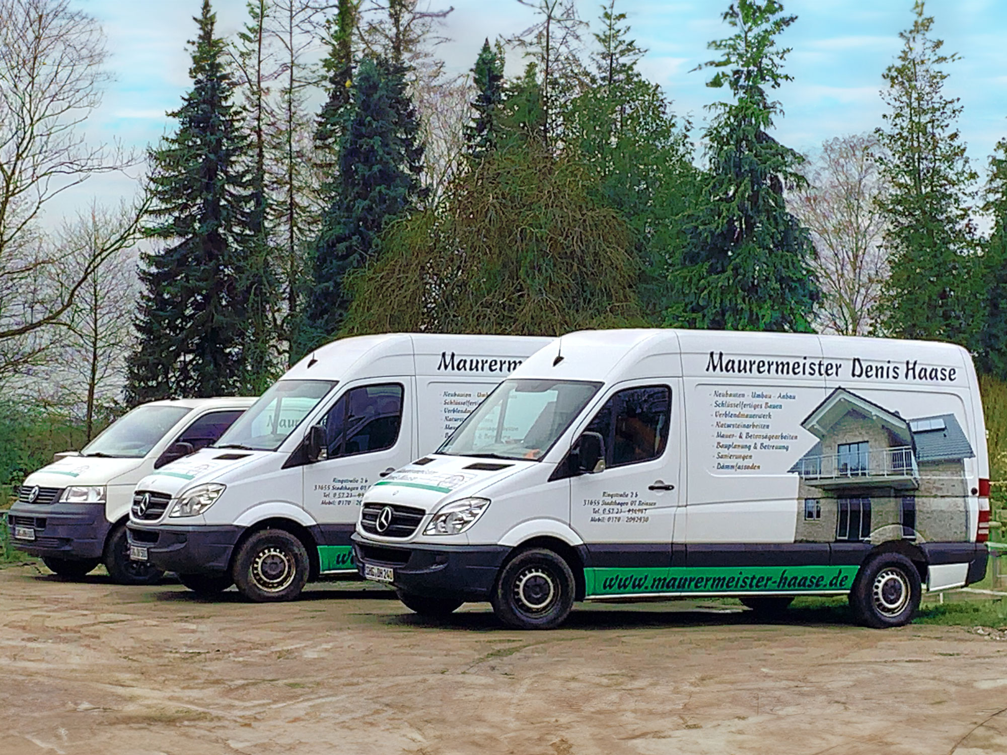 Firmenflotte von Maurermeister Denis Haase – Bauqualität mit Beratung und Betreuung Drei Transporter mit Firmenaufschrift „Maurermeister Denis Haase“ parken nebeneinander auf einem Betriebshof vor Bäumen.